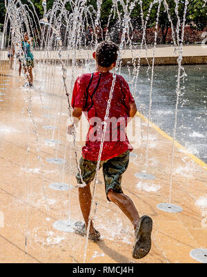 Jeune garçon jouant dans les fontaines à l'extérieur Le Planétarium Square Medellin Colombie Amérique du Sud Banque D'Images