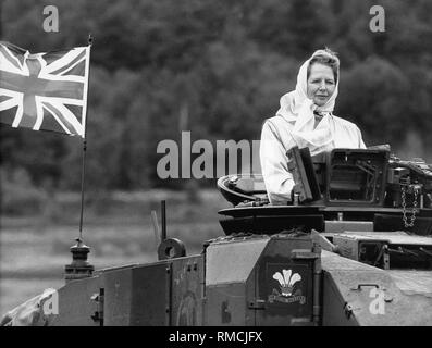 Le Premier ministre britannique Margaret Thatcher monte un tour d'honneur avec le char de combat principal 'Challenger' dans le Lueneburg Heath durant sa visite en Allemagne. Banque D'Images