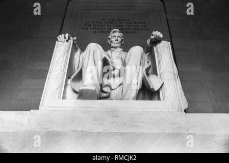 L'inscription au dessus de la Lincoln Memorial : "Dans ce temple comme dans le cœur des gens pour qui il a sauvé la mémoire d'Abraham Lincoln est inscrit pour toujours'. Le Lincoln Memorial a été construit entre (1915-22) en l'honneur d'Abraham Lincoln. C'est inspiré d'un temple grec soutenu par 36 colonnes doriques, un pour chacun des États des États-Unis qui existaient dans le temps. de Lincoln Banque D'Images