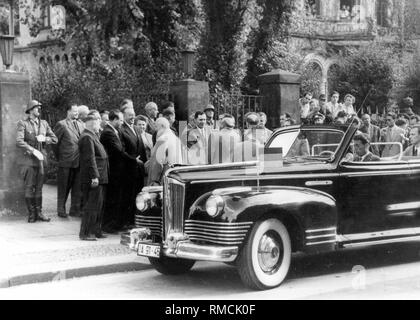 Nikita Sergueïevitch Khrouchtchev (* 1894 - 1971) - Visite du chef du parti soviétique en RDA en 1958, Khrouchtchev dit au revoir à la RDA en face de la guest house à Leipzig. Banque D'Images