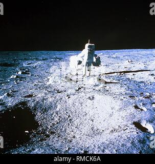 Edwin "Buzz" Aldrin, le deuxième homme sur la Lune et commandant du Module lunaire "Eagle", lieux de diverses pièces d'équipement de recherche sur la surface lunaire. Apollo 11 (16-24.07,1969) a été le premier alunissage habité et qu'avec la plus importante mission de l'espace pour l'humanité. Banque D'Images