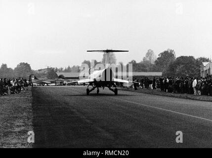 En 1987, la Luftwaffe a cessé de fonctionner le F-104. Les membres de la base aérienne Memmingen regarder le débarquement de la dernière 'Starfighter' du Jagdbombergeschwader 34. Banque D'Images