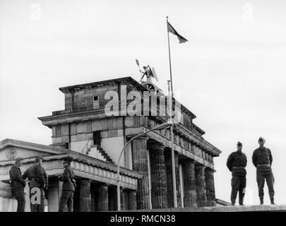 Les gardes-frontière à la porte de Brandebourg fermé encore après la chute du mur. Banque D'Images