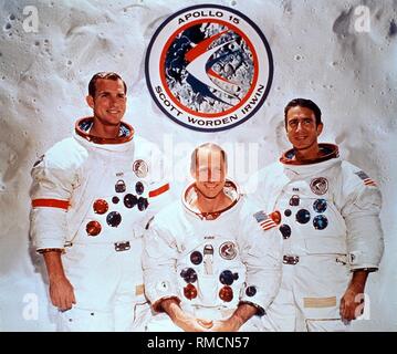 Photo de groupe de l'équipage de la mission Apollo 15 : David R. Scott, Alfred M. Worden et James B. Irwin (de gauche à droite) dans leur combinaison spatiale sous le Patch Apollo 15. À l'Apollo 15 (Juillet/Août 1971), un rover lunaire a été utilisé pour la première fois, avec laquelle les astronautes ont exploré la géologie de la Mons Hadley Delta. Banque D'Images