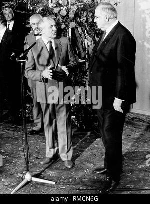 Michail Michail Gorbatchev nos hôte et le chancelier allemand Kohl (à droite) lors d'une conférence de presse dans le Chancellary à Bonn. De gauche Michail Gorbatchev nos hôte Hans 'Jonny' Klein, ministre de la coopération économique. Banque D'Images