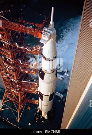 La fusée de lancement de la mission Apollo 14, la Saturn V, sur l'aire de lancement quand il quitte le bâtiment d'assemblage. Apollo 14 (31.01.-09.02.1971) a atterri dans la région de Fra Mauro, la destination de l'annulation de la mission Apollo 13. Banque D'Images