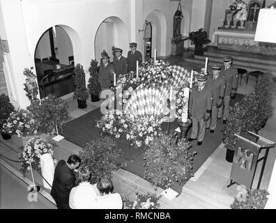 Le cercueil du défunt Premier Ministre bavarois Franz Josef Strauss énoncés dans une église de Rott am Inn. Strauss a été enterré dans le caveau de la famille Zwicknagl, là même où son épouse Marianne est enterré, qui mourut quatre ans avant. Plus tard, ils ont été enterrés dans une tombe d'honneur à la Munich Waldfriedhof. Banque D'Images