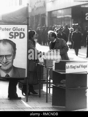 Ouverture de la campagne électorale, le 17 février, un jour après la décision de la Cour constitutionnelle fédérale. Les élections anticipées a reçu le feu vert pour démarrer. Sur la photo un stand d'information du SPD dans la zone piétonne de Munich, à l'angle de la place Marienplatz et de Rosenstrasse. Sur l'affiche le gouvernement fédéral whip du SPD Peter Glotz. Banque D'Images