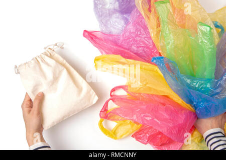 Woman holding sac réutilisable au lieu d'un grand nombre de sacs en plastique à usage unique. Dire non à la pollution de l'environnement, plastique, concept Banque D'Images