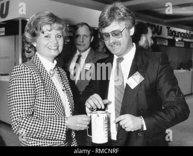 Hannelore Kohl, président de la fondation Kuratorium ZNS, est la collecte dans le cadre du 33e Congrès du Parti fédéral de la CDU à Berlin pour l'œuvre de son 'Initiative' Lebensmut, ici avec le politicien européen Elmar Brok. Banque D'Images