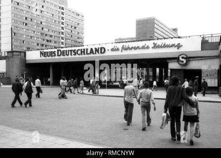 La publicité pour le SED quotidien "Neues Deutschland" à la S-Bahn métro à l'Alexanderplatz à Berlin Est avec le slogan (traduction en anglais) 'Neues Deutschland - le grand journal'. Photo à partir de 1er mars 1969. Banque D'Images