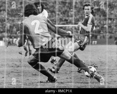 Gerd Mueller marque le but de 1-0 pour l'équipe nationale de football allemande dans le match contre la Pologne à la Coupe du Monde 1974 en Allemagne. Banque D'Images
