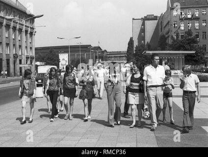 Festival mondial de la jeunesse et des étudiants du 28 juillet au 5 août 1973 à Berlin Est : les jeunes dans la Friedrichstrasse de Berlin, en arrière-plan la gare de Friedrichstrasse. Banque D'Images
