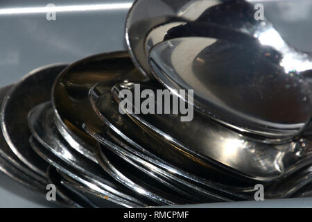 Les cuillères dans le fort vue rapprochée, rayé des couverts en acier inoxydable pour le fort Banque D'Images