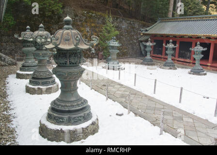 Lanternes dans la neige au Tosho-gu, Nikko, Japon Banque D'Images