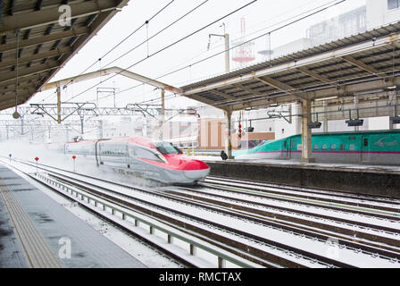 Une balle de train d'une tempête, le Japon Banque D'Images