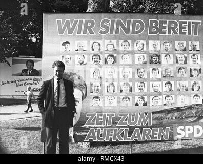 Le meilleur candidat du SPD dans le Schleswig-Holstein Engholm en face d'une affiche avec les portraits des candidats SPD et le slogan "Du temps à effacer jusqu'. Dans l'arrière-plan une affiche électorale de la CDU avec Uwe Barschel. Banque D'Images