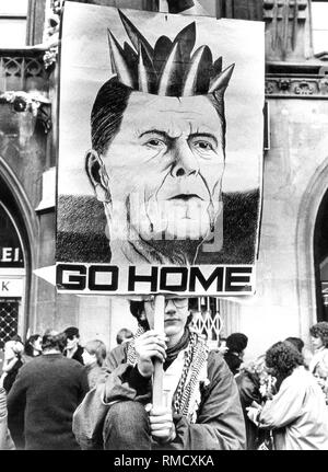 Un participant d'une manifestation contre la paix les armes nucléaires de l'OTAN tient une affiche de Reagan. Banque D'Images
