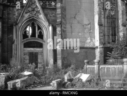 Des fragments de la ruine de l'Sophienfirche détruit dans un raid sur 13 février 1945, à Dresde, à Postplatz démoli en 1962 sur ordre du chef de SED, Walter Ulbricht. Photo du 1er mai 1977. Banque D'Images