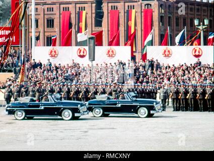 Puis à l'est le ministre allemand de la défense, Willi Stoph et son adjoint Heinz Hoffmann participer au défilé militaire de l'Allemagne de l'armée du peuple le 1 mai 1959 à l'Marx-Engels-Platz à Berlin est, dans l'arrière-plan l'édifice de la Bauakademie qui a été démoli en 1962. Banque D'Images