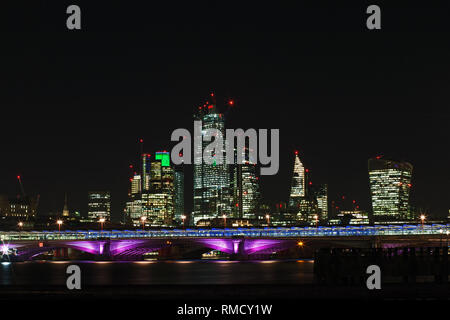 Le quartier financier de Londres avec des gratte-ciel illuminés la nuit Banque D'Images