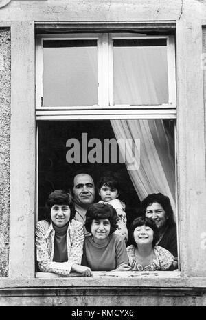 La famille turque Dagdeviren lors d'une fenêtre de leur appartement. Ils avaient vécu dans la République fédérale depuis plusieurs années. Banque D'Images