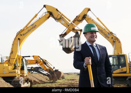 Leo Varadkar Taoiseach à la cérémonie officielle pour Sod-Turning la nouvelle piste à l'aéroport de Dublin. Banque D'Images