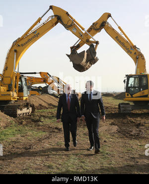 Taoiseach Leo Varadkar (à droite) et le ministre des Transports, Shane Ross lors de la cérémonie officielle pour Sod-Turning la nouvelle piste à l'aéroport de Dublin. Banque D'Images