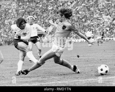 Gerd Mueller marque le but décisif en finale de la Coupe du Monde en Allemagne contre les Pays-Bas. Banque D'Images