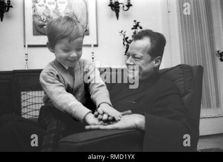 Allemagne, Berlin, 1967 100 ans Willy Brandt Willy Brandt (né le 18 décembre 1913 à Lübeck comme Herbert Ernst Karl Frahm, le 8 octobre 1992 à Unkel) était un homme politique social-démocrate allemand. Il a été de 1957 à 1966 Maire de Berlin, 1966-1969 Le ministre fédéral des Affaires étrangères et vice-chancelier et le Cabinet Kiesinger 1969-1974 quatrième Chancelier de la République fédérale d'Allemagne. Le ministre fédéral des affaires étrangères, Willy Brandt et fils Matthias à Berlin. Banque D'Images