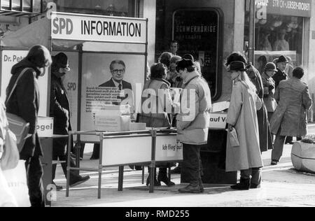 Ouverture de la campagne électorale, le 17 février, un jour après la décision de la Cour constitutionnelle fédérale. Les élections anticipées a reçu le feu vert pour démarrer. Sur la photo, un stand d'information du SPD dans la zone piétonne de Munich, à l'angle de la place Marienplatz et de Rosenstrasse. Banque D'Images