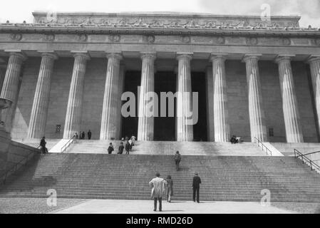 Les visiteurs sur les escaliers du Lincoln Memorial. Le Lincoln Memorial a été construit entre (1915-22) en l'honneur d'Abraham Lincoln. C'est inspiré d'un temple grec soutenu par 36 colonnes doriques, un pour chacun des États des États-Unis qui existaient dans le temps. de Lincoln Banque D'Images