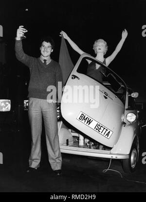 À l'âge de 23 ans, Oskar Wegemann du Tyrol du Sud a gagné un cours de formation des conducteurs avec le pilote de rallye finlandais Rauno Aaltonen dans une BMW 323i, puisqu'il a été le 500 000e visiteur de l'exposition 'Zeitsignale' ('signaux temps réel') au Musée BMW. Ici, Wegemann en face d'un Citroën C25 avec un exposé Marylin Monroe la figure. Banque D'Images