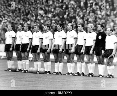 L'équipe d'Allemagne dans la finale de la Coupe du Monde contre l'Angleterre. De gauche à droite : Hoettges, Overath, tenue, Haller, Weber, Emmerich, Schulz, Beckenbauer, Schnellinger, Tilkowski et Virginia Afflerbach, 1966. Banque D'Images