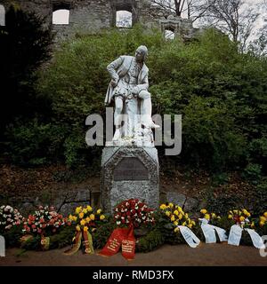 Le Shakespeare monument à Weimar, décoré de guirlandes de fleurs. Banque D'Images