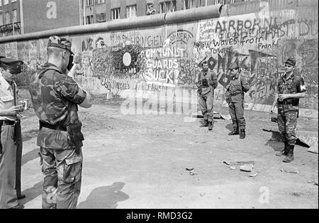 Attentat à la Zimmerstrasse Mur de Berlin à l'angle de la Charlottenstrasse, dans l'arrondissement de Kreuzberg près du point de passage des Alliés le Checkpoint Charlie. Un policier militaire US photographies la scène de l'armée américaine archive. Banque D'Images