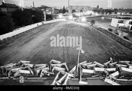 En juillet 1990, le démantèlement systématique et complète les installations de la frontière à Berlin a commencé. Dans la photo, segments du mur démoli sur Sebastianstrasse dans le quartier de Kreuzberg. Banque D'Images