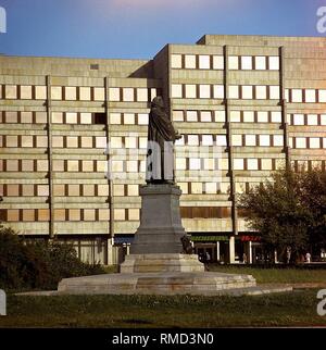 Le monument de Luther à Dresde, derrière, l'autorité de la zone de la police. Banque D'Images