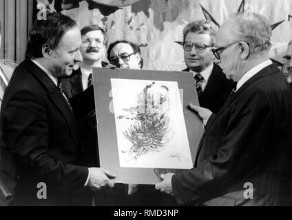 Horst Sindermann : (05.09.1915 - 20.04.1990) lors de sa visite à Sarrebruck en 1986, la Chambre du peuple est-allemand, Horst Sindermann reçoit une photo comme un don de l'ancien ministre président de la Sarre, Oskar Lafontaine (SPD) à la Chancellerie d'État. Banque D'Images