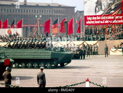 Véhicule blindé avec des soldats de l'Armée populaire de la RDA à la parade militaire le 1 mai 1959 sur la Marx-Engels-Platz à Berlin est, dans l'arrière-plan la maison du Comité central du SED au Werderscher Markt. Banque D'Images