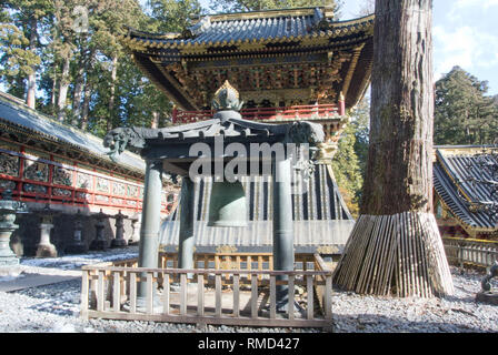 La Bell et Bell Tower à l'extérieur de l'édifice de culte principal, Tosho-gu, Nikko, Japon Banque D'Images