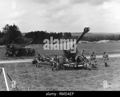 Feldhaubitze 155mm FH 70 de la Bundeswehr dans la manœuvre. Derrière est un obusier M109 tank. Banque D'Images