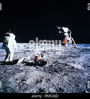 Edwin "Buzz" Aldrin, le deuxième homme sur la lune et commandant de l'Apollo 11 lunar module 'Eagle' en face de l'atterrissage, le module, le sismographe US-drapeau et les caméras de télévision. Banque D'Images