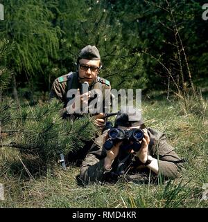 Des soldats des troupes frontalières de la RDA à la frontière allemande dans l'Eichsfeld. Banque D'Images