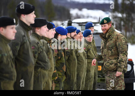 Le duc de Sussex, parle au personnel de service norvégien lors d'une visite d'exercer à Bardufoss, Norvège, pour une célébration du 50e anniversaire de la Force d'hélicoptères du Commando et Joint Helicopter Command pour le déploiement de la formation de froid extrême. Banque D'Images