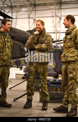 Le duc de Sussex, parle au personnel de service lors d'une visite d'exercer à Bardufoss, Norvège, pour une célébration du 50e anniversaire de la Force d'hélicoptères du Commando et Joint Helicopter Command pour le déploiement de la formation de froid extrême. Banque D'Images