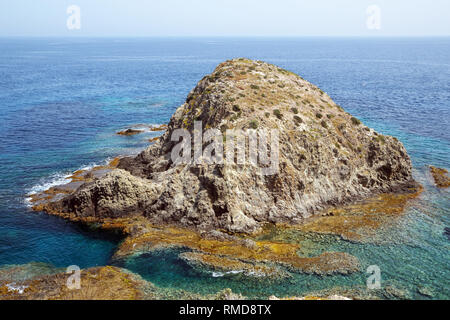 Isla del Moro est petite île/pointe dans le parc naturel de Cabo de Gata (Espagne) près de la petite village de pêcheurs Isleta del Moro. Banque D'Images