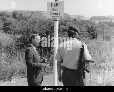 Le ministre fédéral de l'Intérieur Wolfgang Schaeuble (à gauche) avec un garde-frontière à la frontière avec la RDA près de Laer (municipalité de Wolfsburg / Hesse). Banque D'Images