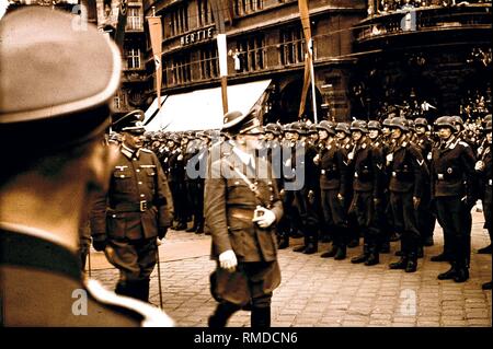 Une fois arrivé à la gare principale de Munich, Adolf Hitler reçoit le salut d'une compagnie d'honneur de la Force aérienne. La photo a été prise à son arrivée à une réunion avec Mussolini à Munich. Dans l'arrière-plan, le grand magasin Hertie. Banque D'Images