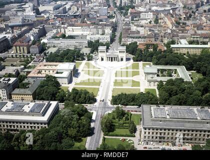 La Koenigsplatz à Munich vers l'ouest, sur le haut de la photo le Propylaea, gauche, l'Antikensammlung, sur la droite la Glyptothèque, sur la partie inférieure droite de la Musikhochschule. Banque D'Images